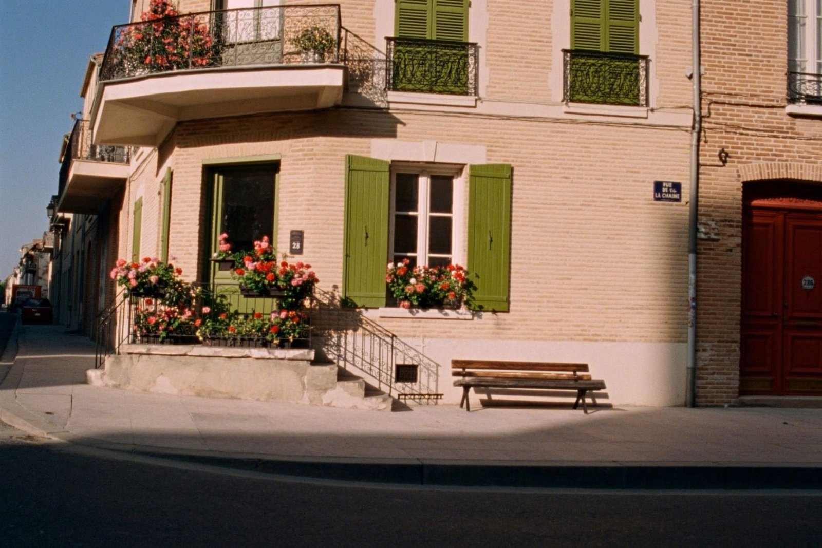 Façade de brique et verdure, photographie d’ambiance